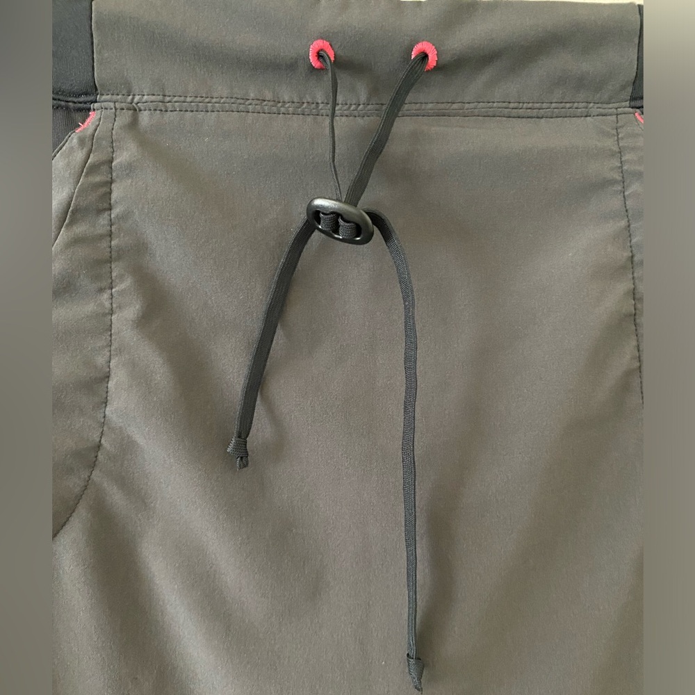 Brooks Black Gray Shadow Equilibrium Collection T… - image 5